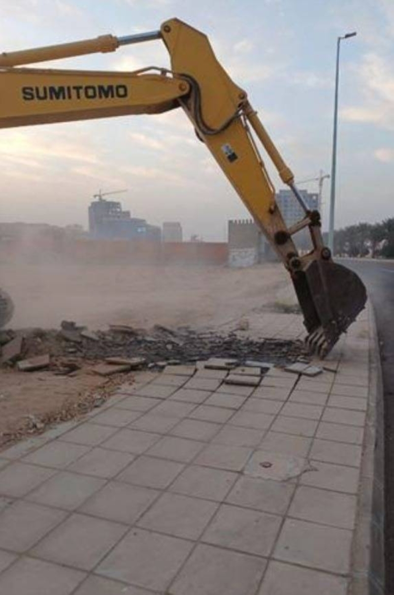 شاهد: أمانة جدة  تحرر شارع بين طريقي الكورنيش والملك عبدالعزيز وإزالة عدد من الأسوار والمباني المهجورة بأبحر