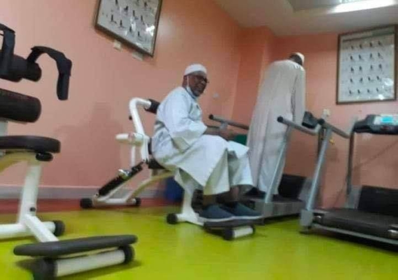 بعد تجوله في المستشفى .. شاهد: صورة  لـ"عمر البشير" يمارس الرياضة 
