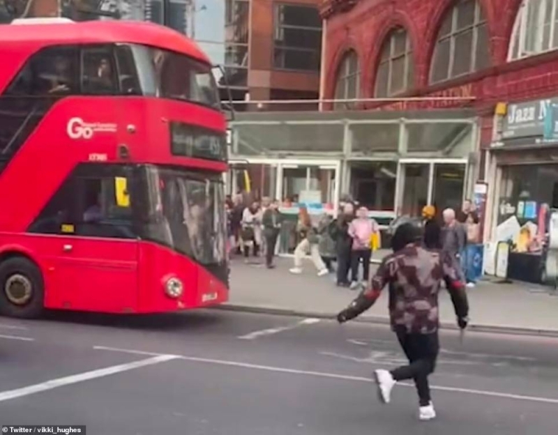 انتشار الجريمة  في  بريطانيا .. شاهد: لحظة مطاردة شخص بدراجة نارية ومطرقة  وسط شارع في لندن