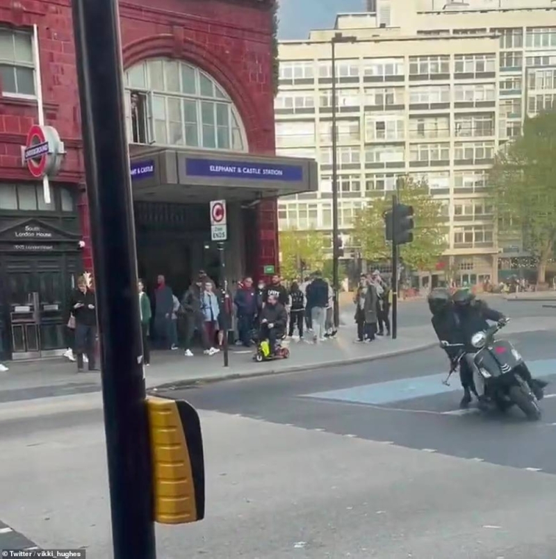 انتشار الجريمة  في  بريطانيا .. شاهد: لحظة مطاردة شخص بدراجة نارية ومطرقة  وسط شارع في لندن