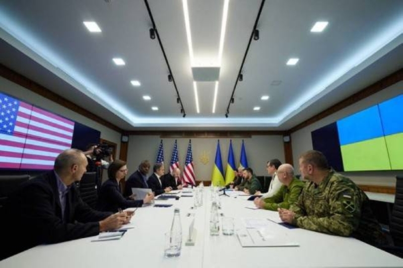 بالصور:  اجتماع الرئيس الأوكراني "زيلينسكي " مع وزيري الخارجية والدفاع الأمريكيين في كييف