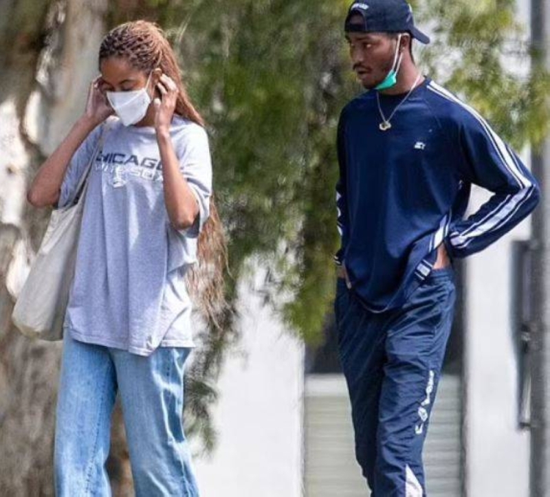 شاهد.. ابنة أوباما تدخن سيجارة وتتجول مع صديق شقيقتها في حديقة بـ "لوس أنجلوس"