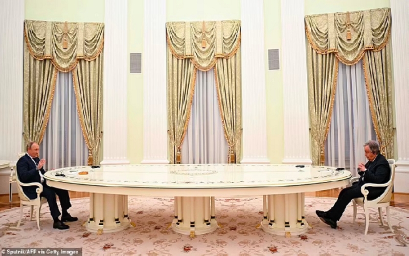 ما سر "الطاولة المستديرة" التي يلجأ إليها "بوتين" في حالتين.. وكم يبلغ ثمنها؟