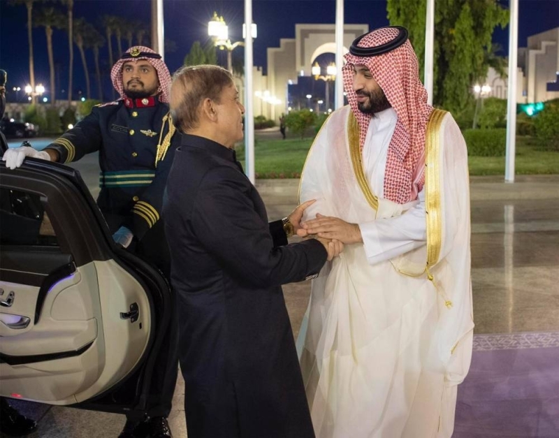بالصور .. ولي العهد يستقبل رئيس وزراء باكستان بقصر السلام في جدة