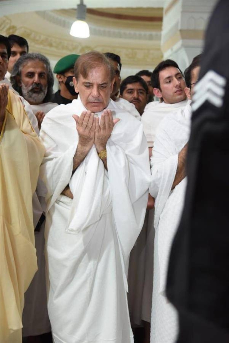 بالصور.. رئيس وزراء باكستان يؤدي مناسك العمرة