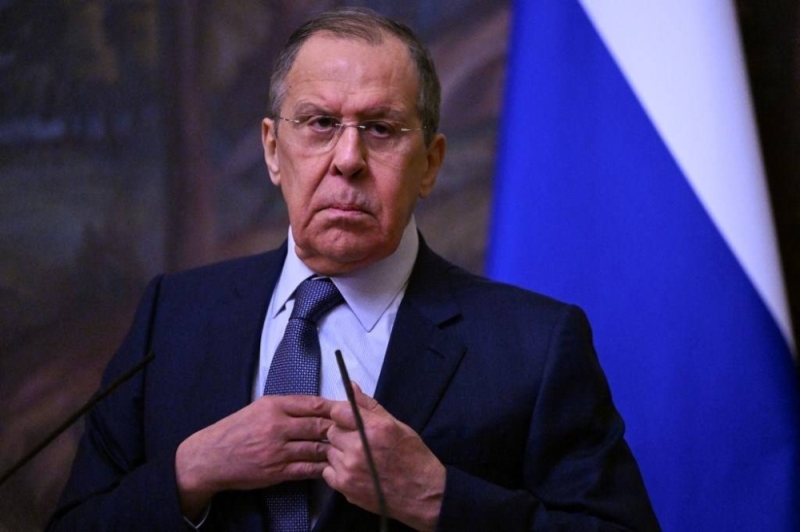 وزير الخارجية الروسي يروي "نكتة" لقناة عربية تثير تفاعلًا واسعًا 