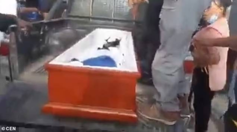 امرأة متوفية في صندوق جنازة تعود للحياة وتصيب المشيعين بالذهول- فيديو وصور