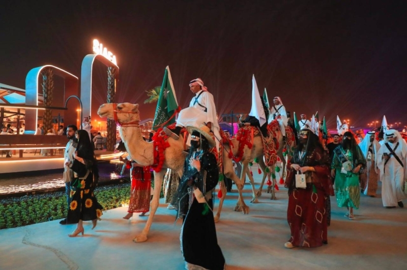 شاهد: مسيرة "الهجانة" احتفالا بعيد الفطر في بوليفارد الرياض
