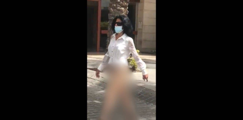 فتاة لبنانية تتجول عارية وسط شارع في بيروت وتثير جدلًا واسعًا