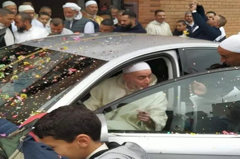 شاهد.. مصلون يهدون إمام مسجد سيارة فاخرة ويلقون الزهور عليه