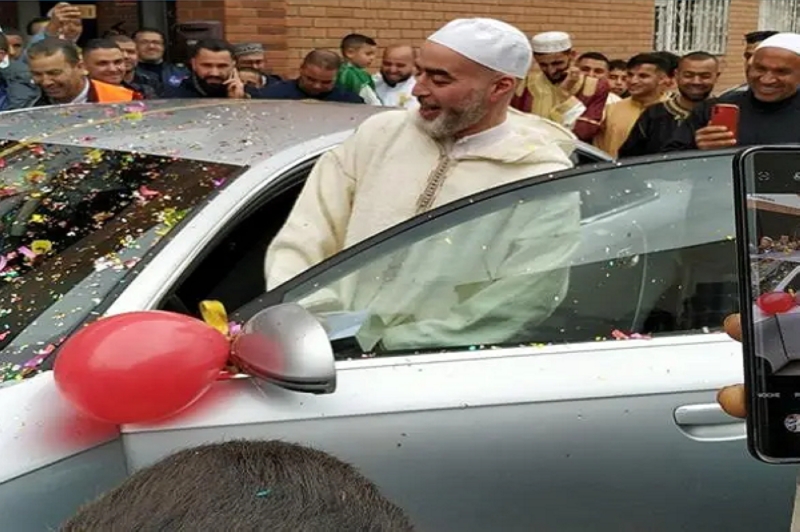 شاهد.. مصلون يهدون إمام مسجد سيارة فاخرة ويلقون الزهور عليه