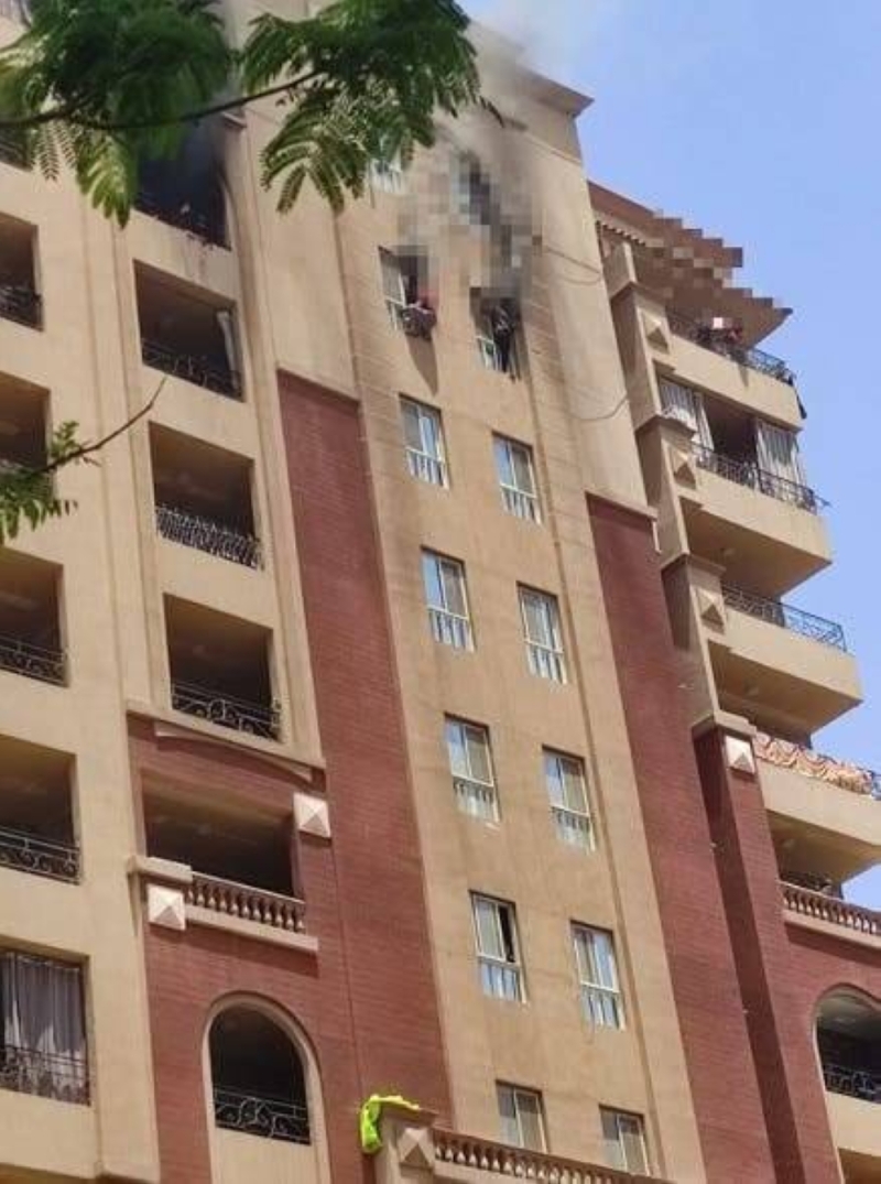 مصر ..شاهد: أب وابنه يقفزان من الطابق العاشر أثناء هروبهما من الحريق