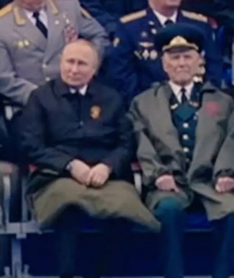شاهد .. بوتين يثير الجدل من جديد بعد ظهوره بغطاء على قدميه خلال الاحتفال بيوم النصر