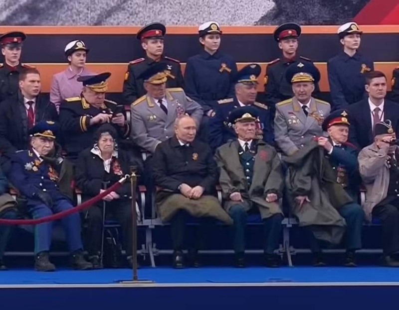 شاهد .. بوتين يثير الجدل من جديد بعد ظهوره بغطاء على قدميه خلال الاحتفال بيوم النصر
