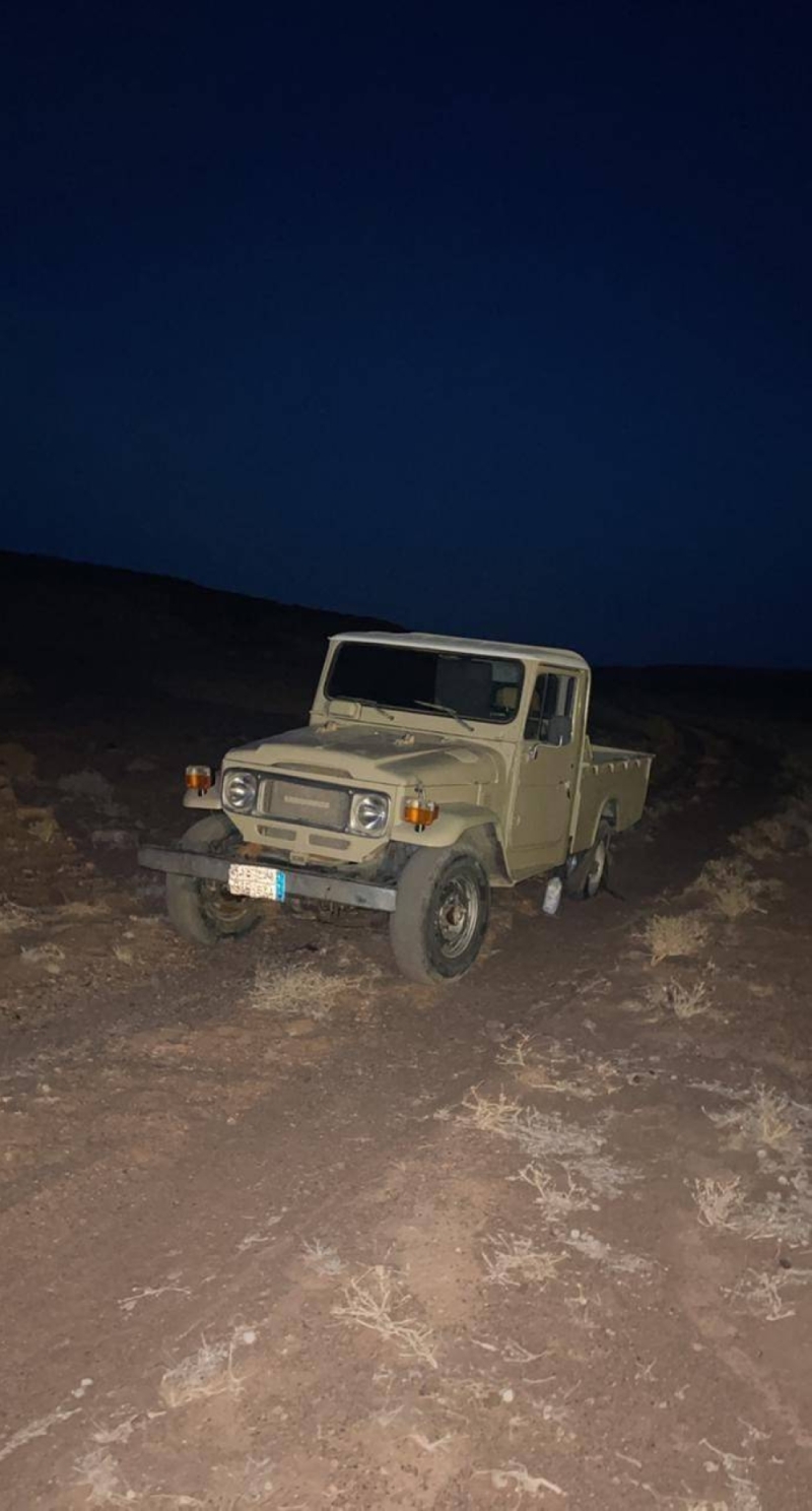 شاهد: أول صورة لسيارة مفقود تبوك مشعل العطوي بعد العثور عليها في منطقة صحراوية