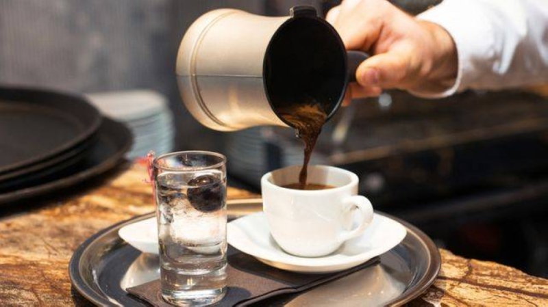 "الصحة الخليجي": تحضير القهوة بهذه الطريقة يرفع  الكوليسترول في الدم.. وإضافة هذا المكون عليه لتخفيض السكر