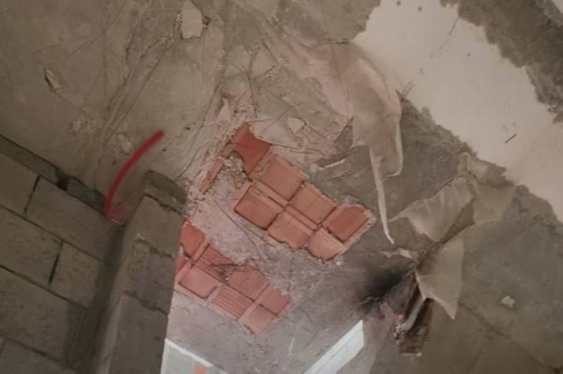 شاهد.. مقاول يكشف عن أضرار وضع البلاستيك فوق خشب السقف بإحدى الفلل في الرياض