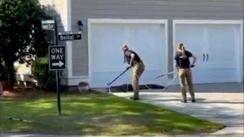 شاهد.. لحظة إمساك شرطيتان بتمساح ضخم يتجول أمام مدرسة في أمريكا