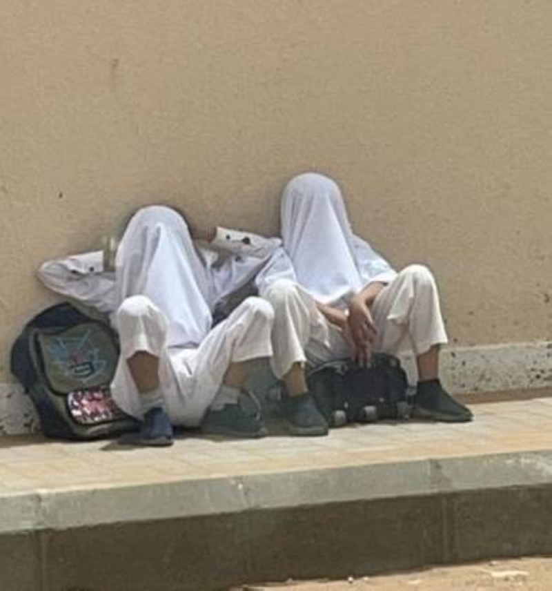 شاهد .. طالبان بجدة يضعان ثيابهما على وجهيهما لسبب لا يخطر ببال