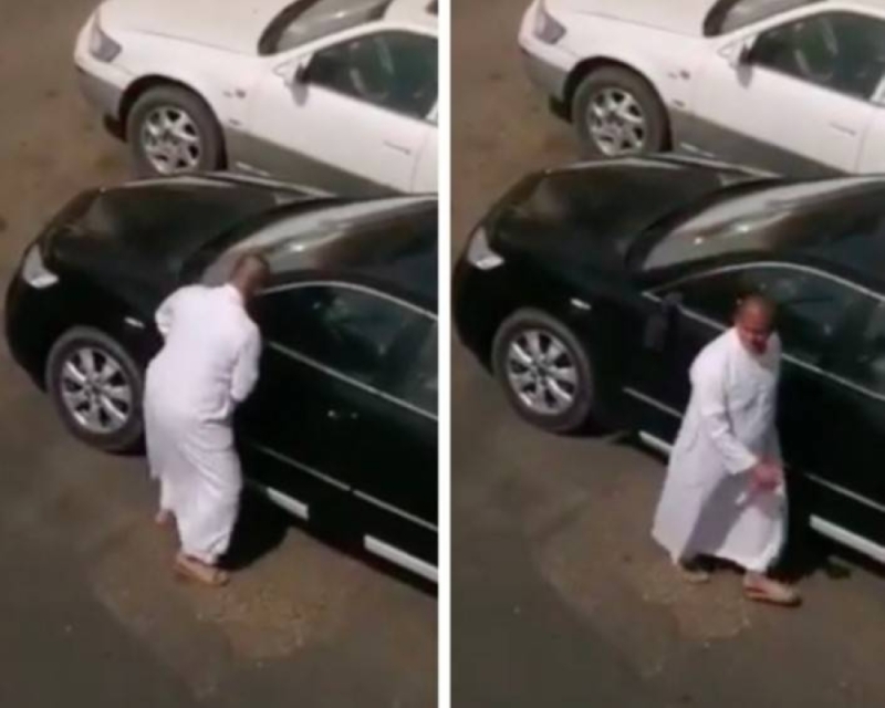 شاهد : شخص مجهول الهوية  يتعمد تحطيم  مرايا السيارات داخل حي بمكة