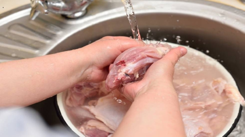 علماء يكشفون عن الطريقة الصحيحة لغسل الدجاج النيء بأمان!