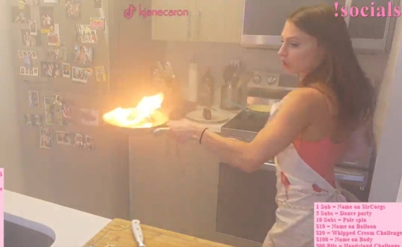 شاهد .. امرأة تشعل النيران داخل مطبخها بالكامل أثناء بث مباشر لحلقة طهي
