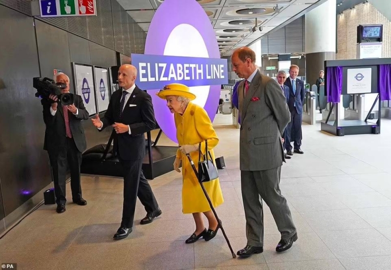 شاهد :  لحظة افتتاح ملكة بريطانيا لمحطة قطار .. وردة فعل "الأمير إدوارد" بعد اقتراب عامل منها