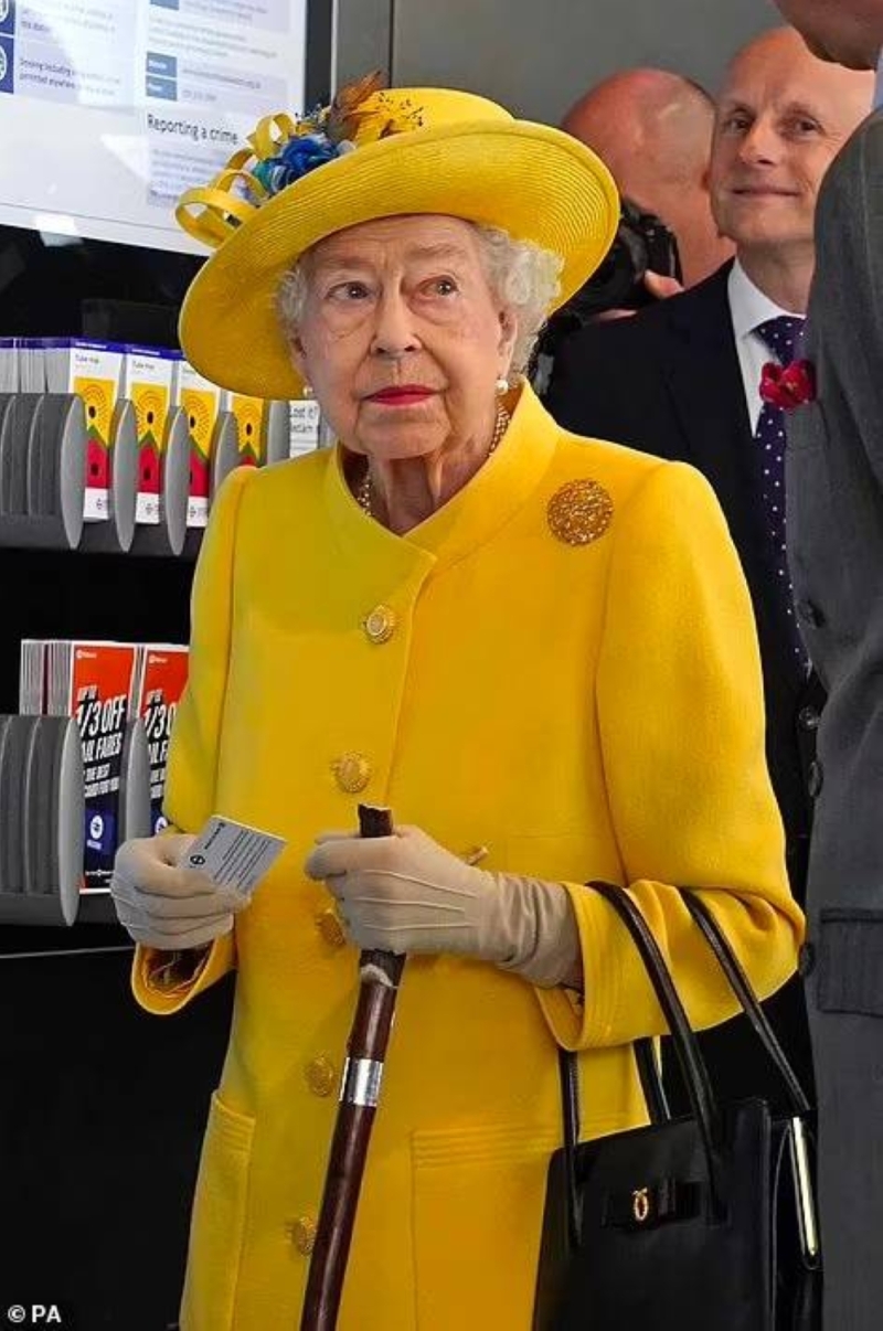شاهد :  لحظة افتتاح ملكة بريطانيا لمحطة قطار .. وردة فعل "الأمير إدوارد" بعد اقتراب عامل منها