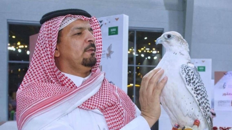 مواطن رافق الصقور34 عامًا يكشف أمرًا لا يعرفه أحد عن هذا الطائر..  ورقم صادم لأعلى قيمة لصقر بيع في المملكة_صور