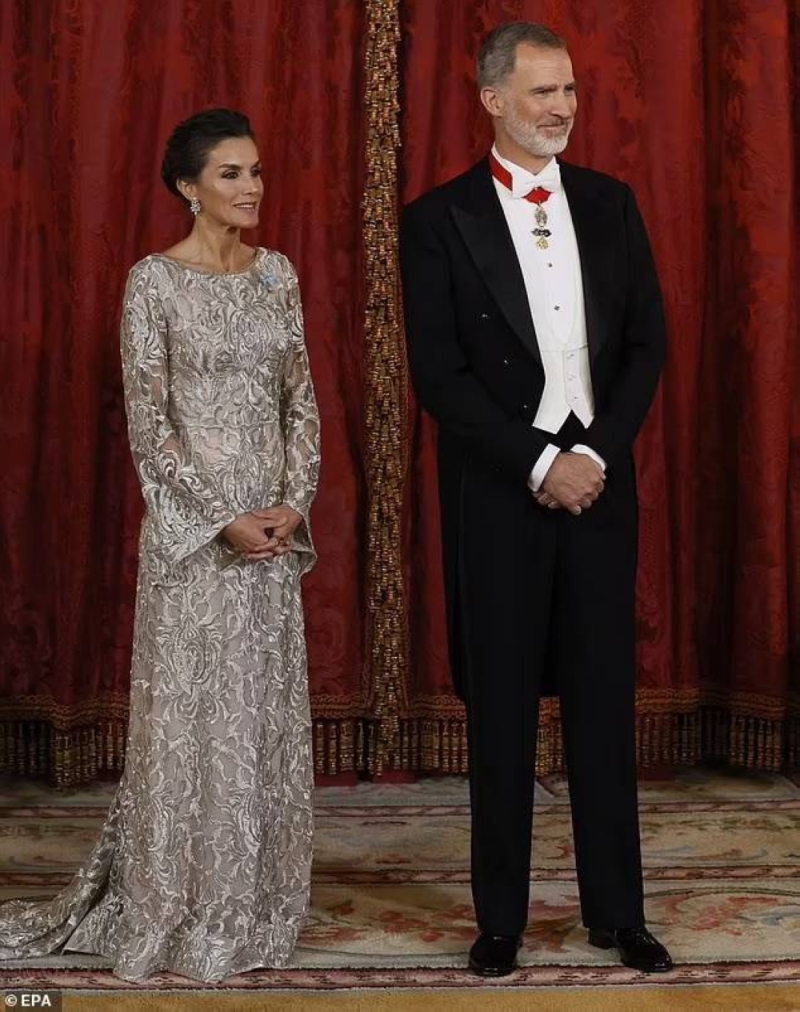 شاهد : أمير قطر ⁧وحرمه الشيخة ⁧‫"جواهر" يحضران مأدبة عشاء رسمية أقامها ملك ⁧‫إسبانيا‬⁩ في مدريد على شرفهما
