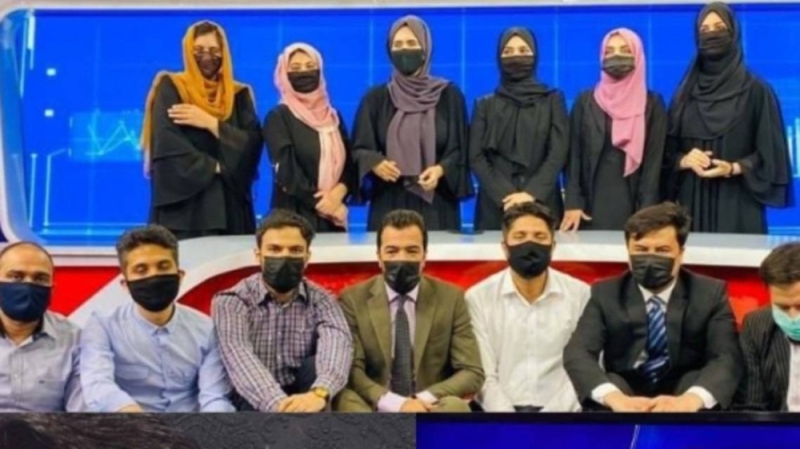 شاهد: مذيعو أفغانستان يتضامنون مع المذيعات بعد ظهورهن على القنوات التلفزيونية بالنقاب وهن مجبرات