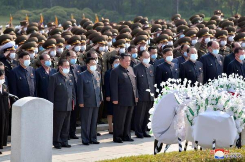 شاهد.. تأثر وبكاء زعيم كوريا الشمالية أثناء تشييع جنازة معلمه السابق