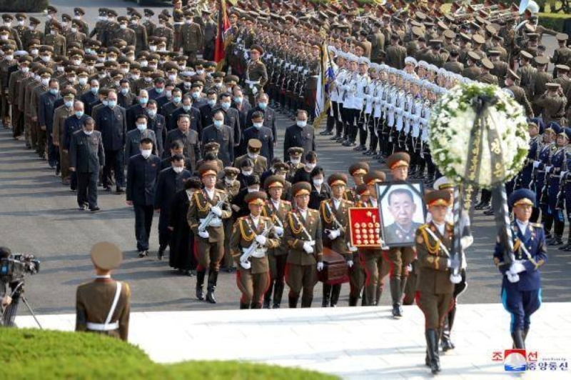 شاهد.. تأثر وبكاء زعيم كوريا الشمالية أثناء تشييع جنازة معلمه السابق