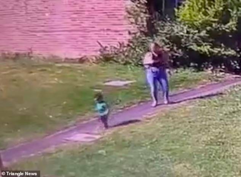 فيديو .. لحظة سقوط طفل رضيع  في بالوعة مجاري  ..شاهد ردة فعل والدته