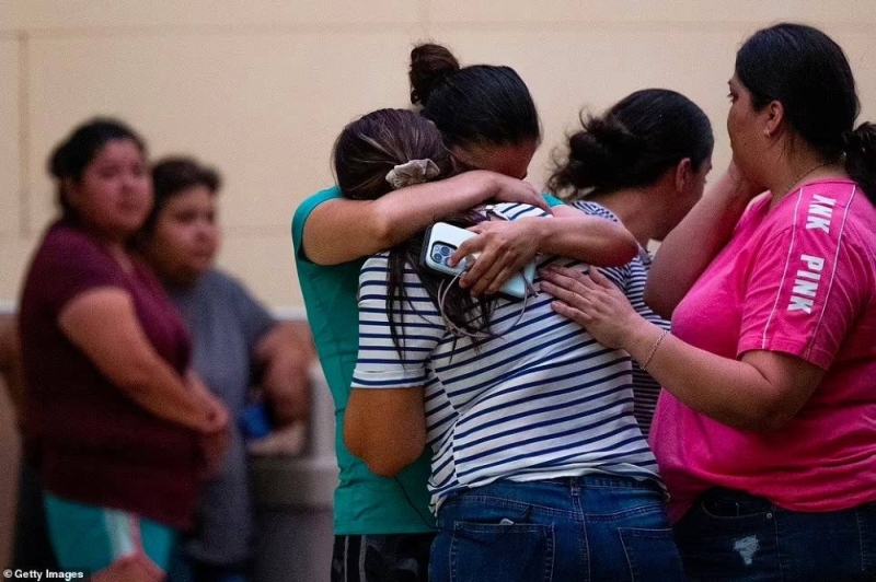 "بينهم أم لأربعة أطفال".. شاهد: صور لبكاء وصراخ أمهات ضحايا مجزرة مدرسة في تكساس