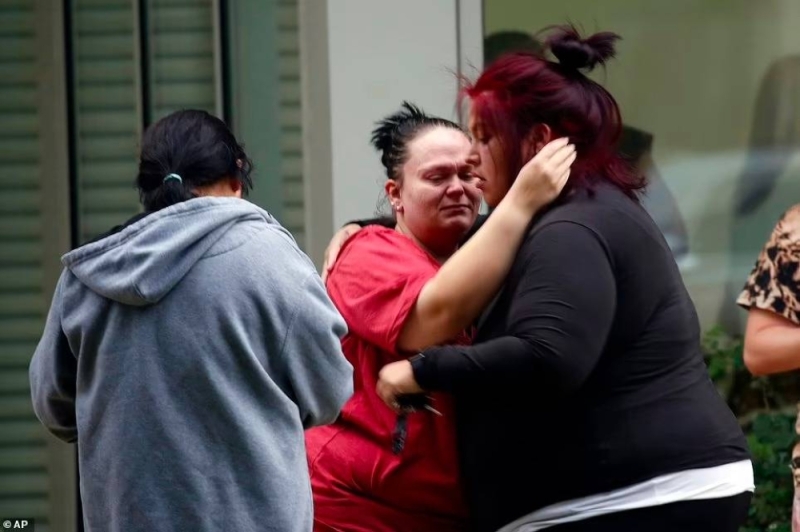"بينهم أم لأربعة أطفال".. شاهد: صور لبكاء وصراخ أمهات ضحايا مجزرة مدرسة في تكساس