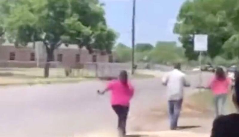 شاهد: لحظة ركض أولياء أمور الطلاب تجاه مدرسة أبنائهم بعد معرفتهم بالمجزرة في بتكساس