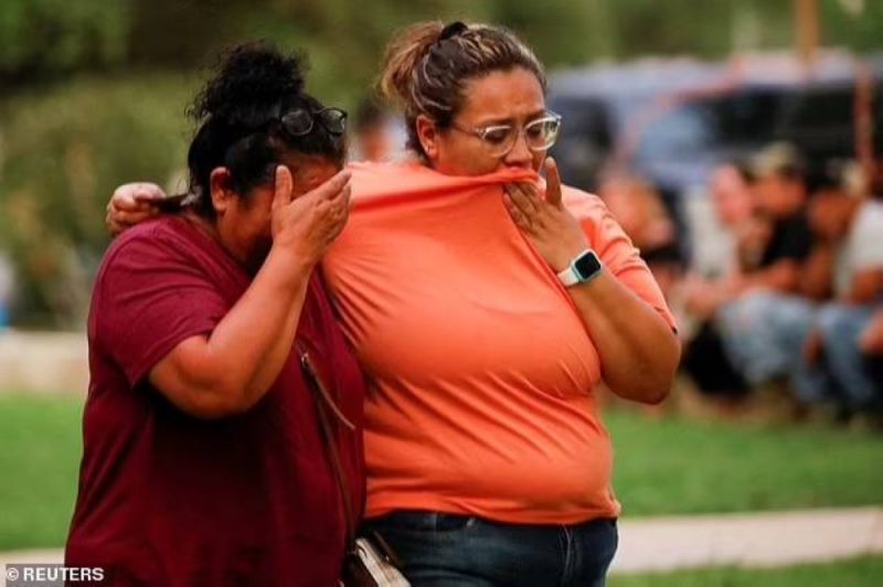 شاهد: لحظة ركض أولياء أمور الطلاب تجاه مدرسة أبنائهم بعد معرفتهم بالمجزرة في تكساس