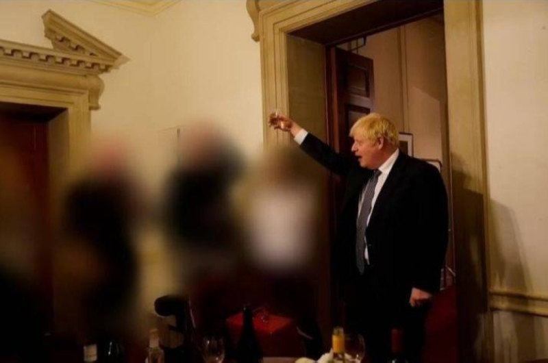شاهد .. صور رئيس وزراء بريطانيا "جونسون" التي أثارت ضجة وهو يحتفل بشرب الخمر مع عدد من المسؤولين خلال فترة إغلاق كورونا