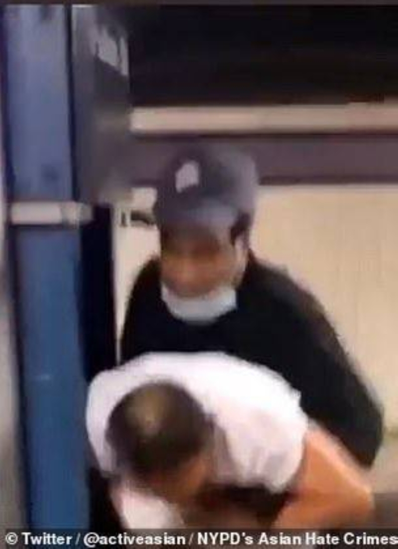 شاهد: أشخاص من أصول إفريقية يقبضون على رجل آسيوي ويعتدون عليه بالضرب داخل محطة مترو في نيويورك