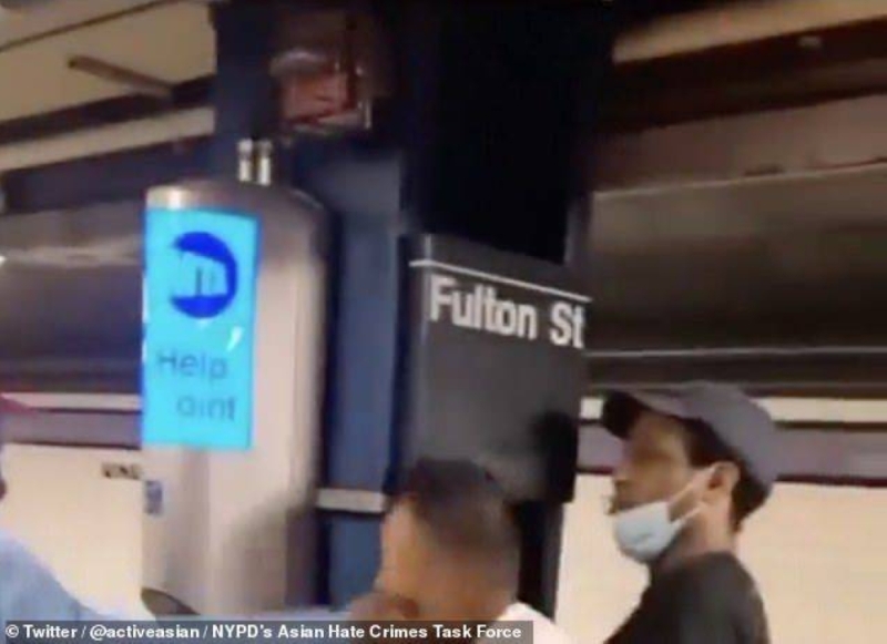 شاهد: أشخاص من أصول إفريقية يقبضون على رجل آسيوي ويعتدون عليه بالضرب داخل محطة مترو في نيويورك