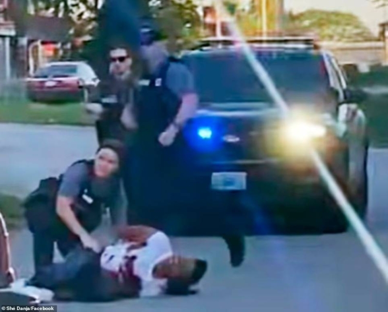 في أمريكا .. شاهد: عناصر شرطة يطلقون النار على امرأة  سمراء  حامل ويكبلون يديها على الأرض و الدماء تسيل عبر قميصها الأبيض