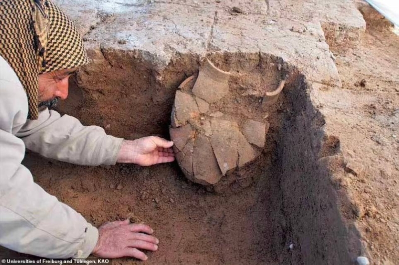 انحسار المياه في نهر دجلة بالعراق يكشف عن مدينة أثرية عمرها 3400 عام.. شاهد: القطع الأثرية التي وجدوها بداخلها