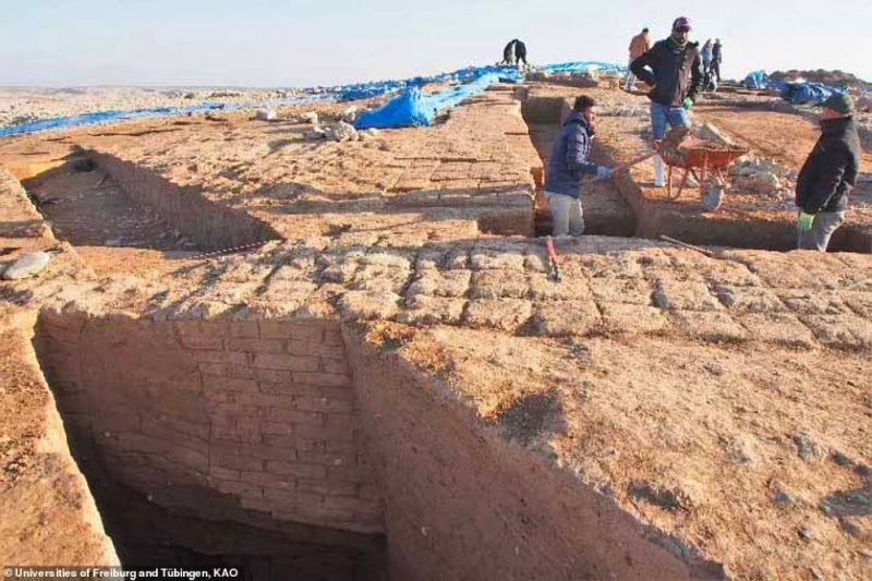انحسار المياه في نهر دجلة بالعراق يكشف عن مدينة أثرية عمرها 3400 عام.. شاهد: القطع الأثرية التي وجدوها بداخلها