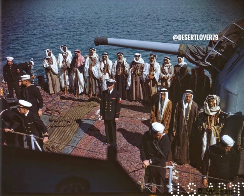 شاهد : صورة قديمة للوفد المرافق مع الملك عبد العزيز أثناء لقائه بالرئيس روزفلت على متن الفرقاطة "كوينزي"..وبيان يكشف عن أسمائهم