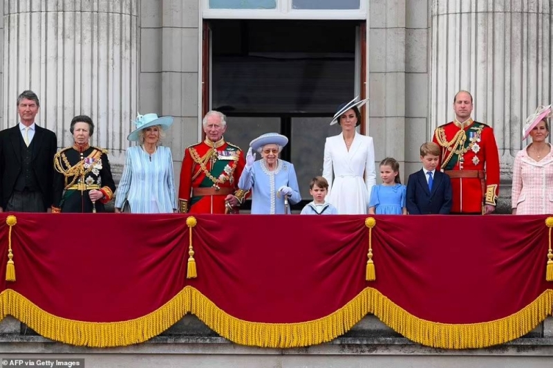 شاهد.. ملكة بريطانيا تحتفل باليوبيل البلاتيني بدون "الأمير هاري وميغان ميركل"