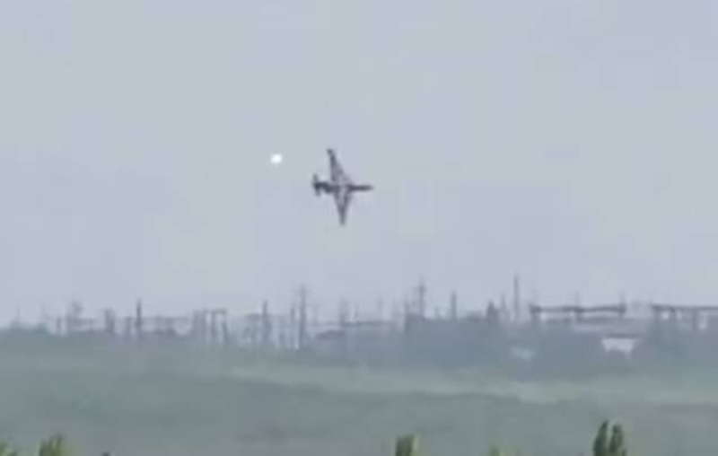 شاهد طائرتين روسيتين تحلقان على مستوى منخفض في الأجواء الأوكرانية قبل لحظات من إسقاط إحداهما ومقتل قائدها برتبة لواء