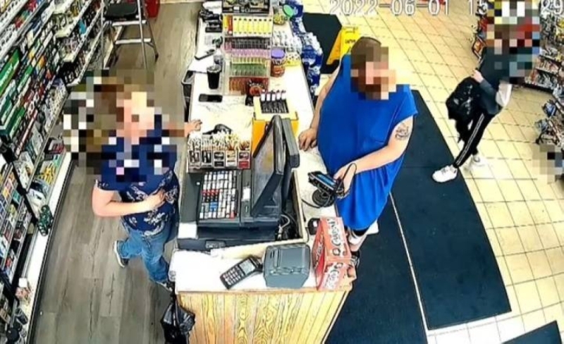 حدث في أمريكا... شاهد: شاب يدخل محطة وقود ويسرق الأموال من "الكاشير" تحت تهديد السلاح بولاية ميتشجان
