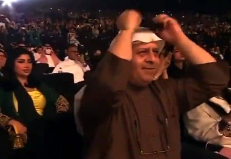 شاهد.. رجل يرفع العقال لأنغام أثناء إحيائها حفلا غنائيا في جدة