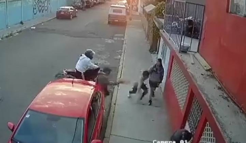 شاهد: شاب يتجول مع خطيبته وسط أحد الشوارع.. وبعدما هاجمهما لص على دراجة نارية كانت المفاجأة!